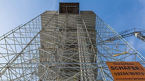 Das 40 m hohe PERI UP Raumgerüst und die Arbeitsebenen basierten auf einem großzügigen 3,00 x 3,00 m Grundraster. Notwendige Anpassungen an Geometrie und Lasten erfolgten mit Systembauteilen in 25-cm-Schritten.