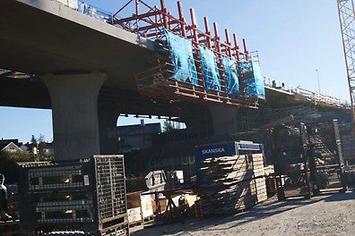 E39 Hove-Sandved består i all hovedsak av fem forskjellig bruer reist fra bakken, hvor den lengste er en to-felts motorveibru med lengde på over 340 meter. Systemvalg fra PERI er PERI UP, Multiprop med rammer, TRIO, CB240 klatring, rekkverkssikring med nett og spesialform.