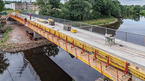Die knapp 70 m lange und 4 m breite Radwegbrücke überspannt die Zschopau als 3-Feld-Brücke.