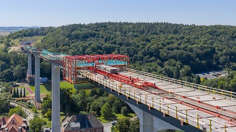 Jeden Tag werden mithilfe des PERI Verlegewagens 12 m Fahrbahn in Richtung des Kohlbergtunnels fertiggestellt.<br/>