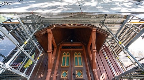 Die Holzkirche mit ihrer filigranen Bauweise erfordert eine hohe Anpassungsfähigkeit des Arbeits- und Schutzgerüsts.