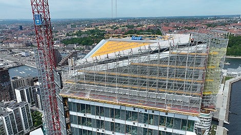Mehr als 400 Stunden Arbeit und Berechnungen der Ingenieure von PERI Dänemark waren nötig, um die endgültige Sonderlösung zu erstellen, die nach eigenen Angaben zu dem Zeitpunkt das größte konstruierte Gerüst Dänemarks in dieser Höhe war.