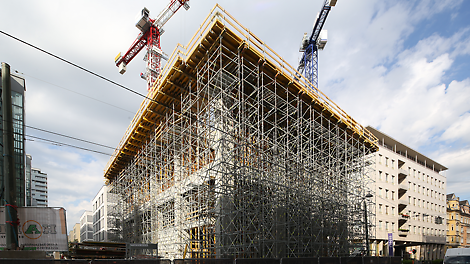 Durch die projektspezifischen Anforderungen muss die Last von 3 Decken inklusive der Unterzüge abgestützt werden. Die Positionen der PERI UP Stiele können exakt an die Lastanforderungen der Baustelle angepasst werden. 