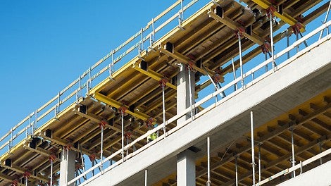 Stoły stropowe PERI pokazują bezkompromisowe rozwiązania bhp.