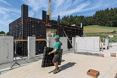 Die leichten Systembauteile machen die DUO zu einer echten Handschalung<br/>