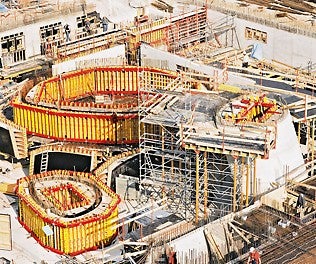 These inclined reinforced concrete towers with different cross-sections and varying radii were realized with customized VARIO GT 24 elements.