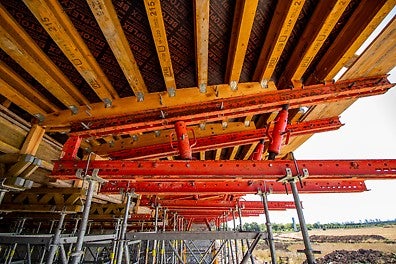 Индивидуално проектирани кофражни маси за конзолните участъци на плочата. Ребрата са произведени чрез CNC машина