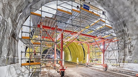 Im Vorlauf zum Tunnelschalwagen wurde ein verfahrbarer 6 m langer Montagewagen mit Gummireifen und Elektromotor für die Abdichtungsarbeiten verwendet. Anschließend kam ein auf die Blocklänge von 12 m abgestimmter Bewehrungswagen zum Einsatz, dessen Prinzip dem Abdichtungswagen gleicht. 