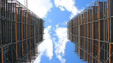 Pylonien ympärille rakennettiin työtelineet PERI UP Flex -telineestä, joilta käsin asennettiin teräslohkot sekä vinoköydet.