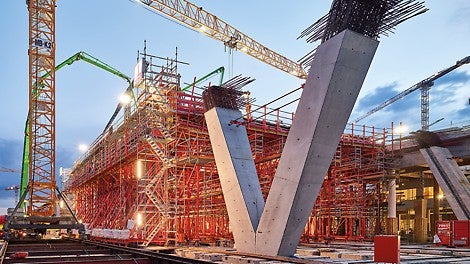 PERI unterstützte den Bau des 550 m langen und 27 m breiten Vorfahrtstisches mit einer maßgeschneiderten Schalwagenlösung.