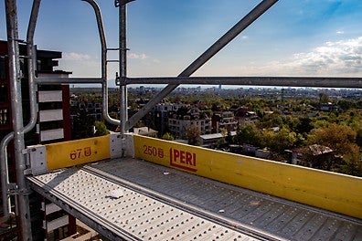 Системата фасадно скеле PERI UP Easy отговаря на всички действащи норми по безопасност, като разполага с пълен набор от обезопасителни елементи - парапети по горно и долно перило, бордови дъски, челни парапети и др.