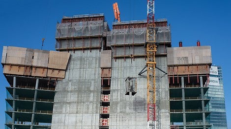 RCS P可爬升防护屏不仅能够保证施工不受天气因素，例如强风等影响，同时还能够为高空作业提供防坠落安全保障 (图片来源: Alberto Brevi)