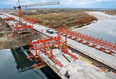 Das VARIOKIT Freivorbaugerät lässt sich flexibel mit den Bauteilen aus dem PERI UP Gerüstbaukasten kombinieren, etwa für Abeitsbühnen und Zugänge<br/>