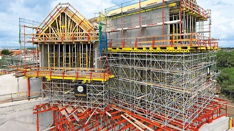 Spregovi izrađeni od sistemskih elemenata VARIOKIT inženjerskog modula podupiru PERI UP noseću skelu. Navoji za velika opterećenja omogućavaju optimalno prilagođavanje kosim osnovama.