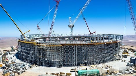 Durch die Kombination der ST 100 Stapeltürme mit Bauteilen aus dem PERI UP Gerüstbaukasten konnten die Zugänge zur oben befindlichen Plattform geschaffen werden<br/>