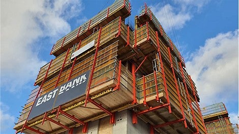 The moving unit is connected at all times to the building by means of a climbing shoe.
