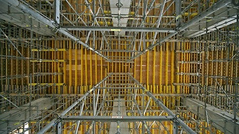 Stropní bednění MULTIFLEX ve výšce 10 m podepřené lešením PERI UP.