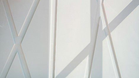 Die Feature Wall besteht aus mehreren Betonfertigteilen in höchster Sichtbetonqualität, die nachträglich an die Ortbetonwand montiert wurden.<br/>(Foto: Thilo Ross)