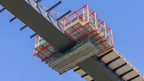 Der PERI Verlegewagen erlaubt das sichere Verlegen der Halbfertigteile in großer Höhe sowie das Ausführen notwendiger Nacharbeiten.<br/>