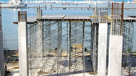 10.50 m high PD 8 slab tables with SRZ steel walers as main beams and VT 20 as cross beams for construction of a warehouse.<br/>