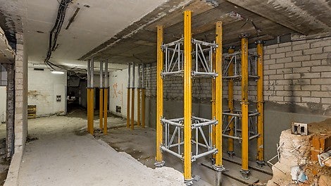 Zusätzlich wurden diverse Traggerüste mit MULTIPROP Deckenstützen sowie GT 24 und VT 20 Schalungsträger aus dem PERI Produktportfolio erstellt, unter anderem für eine Unterstützung der Gebäudezufahrt und die Abstützung eines Krans in den umliegenden Untergeschossen.