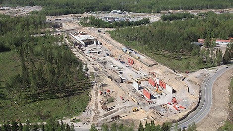 Kivistön asema sijoittuu aivan Hämeenlinnan moottoritien viereen.