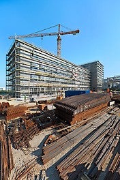 Die Einrüstung mit dem PERI UP T 72 Rahmengerüst bot aufgrund des vorlaufenden Geländers Sicherheit bei der Gerüstmontage – und aufgrund des ohne Zusatzbauteile montierten Innengeländers auch Sicherheit bei der Nutzung.