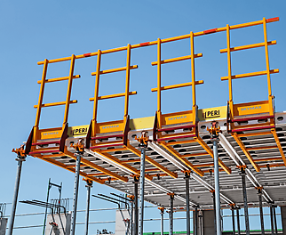 Mit der von unten hochschwenkbaren Geländereinheit lässt sich der offene Deckenrand aus ungefährlicher Position absichern.