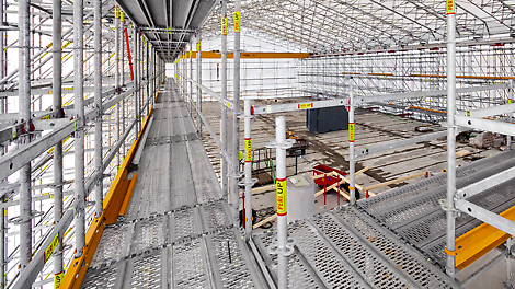 In Sweden, a building was enclosed with our PERI UP Flex Weather Protection Roof combining applications from the PERI scaffolding and engineering construction kit in a simple way. 