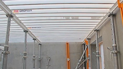 GRIDFLEX-vakioelementti painaa vain 20 kg, ja se asennetaan paikoilleen GF-asennussauvan avulla alhaalta käsin.