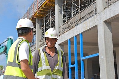 PERI Singapore Project Manager, Edwin Ng in discussion with Yizhan Construction (Sub Contractor) Senior Supervisor, Mr Zhao