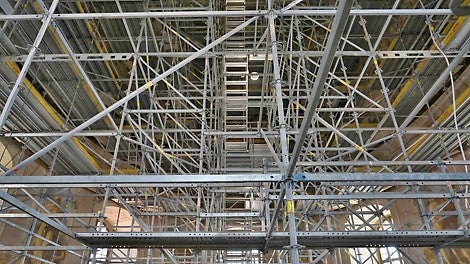 Vnitřní prostorové lešení se schodištěm a podpěrným lešením s přístupy k obvodovým konstrukcím a malbám.