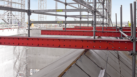 При монтаже подмостей в труднодоступных местах часто возникает ситуация, когда базовые элементы лесов для установки основания применить невозможно. Данную задачу можно решить, используя элементы опалубки. 