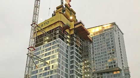 Myös Loistoon on suunniteltu Majakan tavoin uloke 23. kerroksen kohdalle. Majakan valmis uloke kuvassa taustalla.