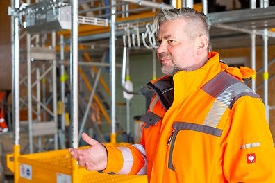 Innovative Arbeitsmittel wie das neue Gerüsttransportsystem Alimak STS 300 schonen seine Mitarbeiter und optimieren gleichzeitig die Arbeitsprozesse.