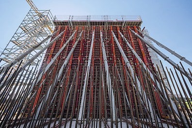 Für 130 m² Schalung werden zum Umsetzen nur 5 Kranhübe benötigt.