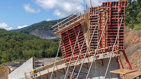 A complex pour with irregular corners, a slope transition, and a wall batter was realized with TRIO. 