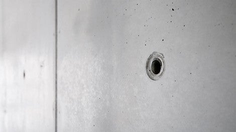 Idealna krawędź otworu po nowym ściągu w systemie deskowania MAXIMO, bez użycia elementów PCV