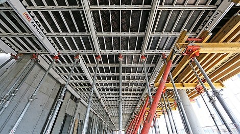 System SKYDECK jako deskowanie stropowe, stoliki stropowe UNIPORTAL jako deskowanie belki obwodowej.