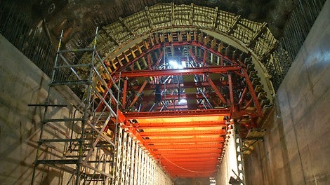 Rakenteen kolmas valuvaihe oli kaariholvi. Betonirakenteen<br/>paksuus oli kaikkialla vähintään 800 mm.