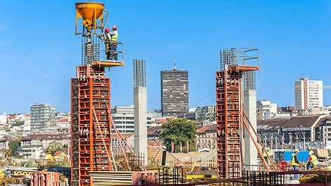 Brza realizacija stubova kvadratnog i pravougaonog poprečnog preseka pomoću TRIO elemenata stubne oplate sa radnom i platformom za betoniranje.