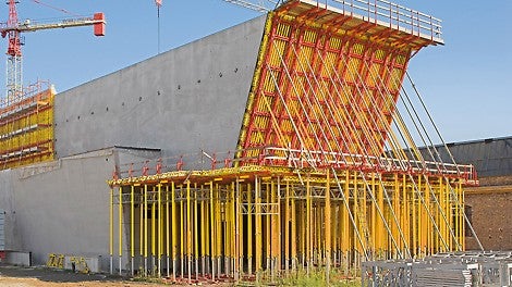 在为后倾端头墙体立模时，结合桁架与MULTIPROP塔架，作为混凝土结构的支撑方案。