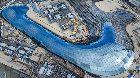 Up to 70,000 visitors flock daily to Australia&#039;s largest shopping centre which is now completely covered by a gigantic glass roof – the result of an expansion project. Work was carried out while the centre remained opened for daily business; the schedule for the entire construction project was extremely short. (Photo: David McArthur Parallax Photography)