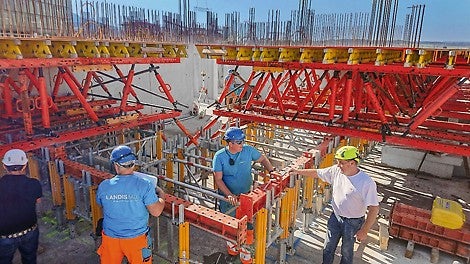 Tänu VARIOKIT ja MULTIPROP elementidest koosnevatele raam-tüüpi lavadele valati konsoolsed rõdud edukalt ära, samal ajal võtsid lavad vastu monteeritavate elementide koormusi. <br/>(Foto: PERI GmbH)