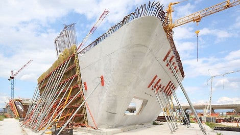 La cassaforma componibile con trave reticolare GT 24 è stata impiegata per il getto delle pareti curve e inclinate. Il sistema si è adattato perfettamente alla particolarità delle geometrie e le impronte risultanti corrispondono a quelle indicate nel progetto