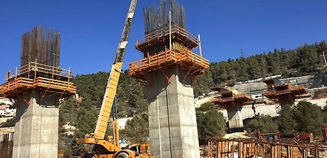 יציקת הניצבים באמצעות תבניות ואריו על גבי פלטפורמות מסוג CB ופלטפורמות מסוג SP, המטפסות באמצעות מנוף.