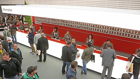 Neben wirtschaftlichen Produkten bietet PERI seinen Kunden auf die jeweiligen Bedürfnisse hin abgestimmte Serviceleistungen. Von projektunabhängigen Lösungen bis hin zu baubegleitenden Dienstleistungen – PERI steht für kompetenten Service und umfassende Beratung.