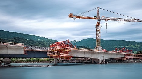 Die rund 235 m lange Terfener Brücke befindet sich auf der Inntal Autobahn A12 in Tirol.<br/>(Copyright: Günther Bayerl)
