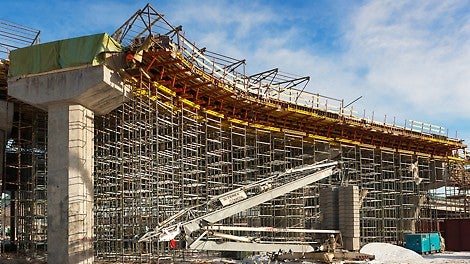 330 тонн опалубки и строительных лесов клиент взял в аренду на 3 месяца. В комплект входили спецэлементы для легкого монтажа в зоне разветвления пролетного строения.