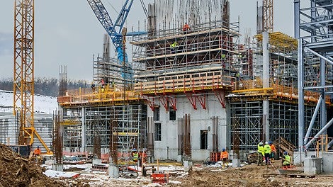 Za oplate ploča i greda na objektu administracije deponije korišćen je MULTIFLEX sistem u kombinaciji sa PERI UP Flex skelom.